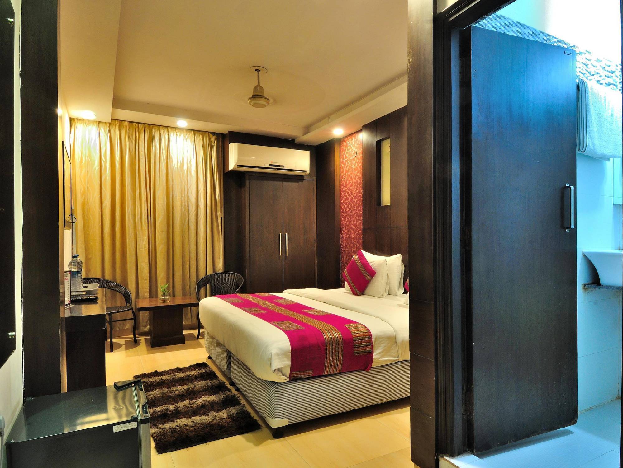 Hotel Shelton Új-Delhi Kültér fotó